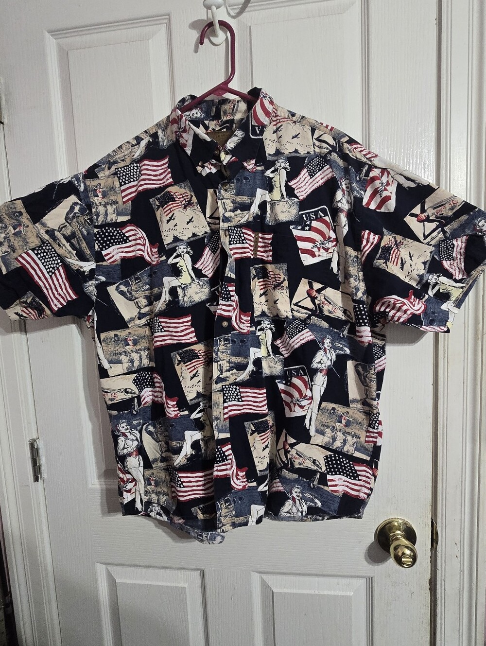 Casual Short-Sleeve Button-Down Shirt in Navy with Red & Cream Print